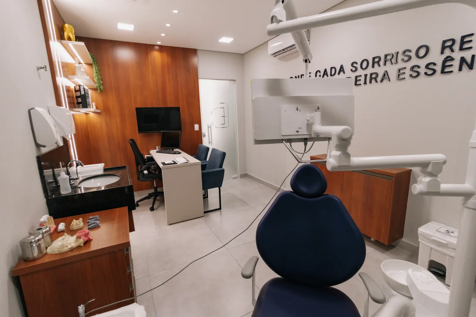 Consultório com espaço de planejamento e conversa com o paciente