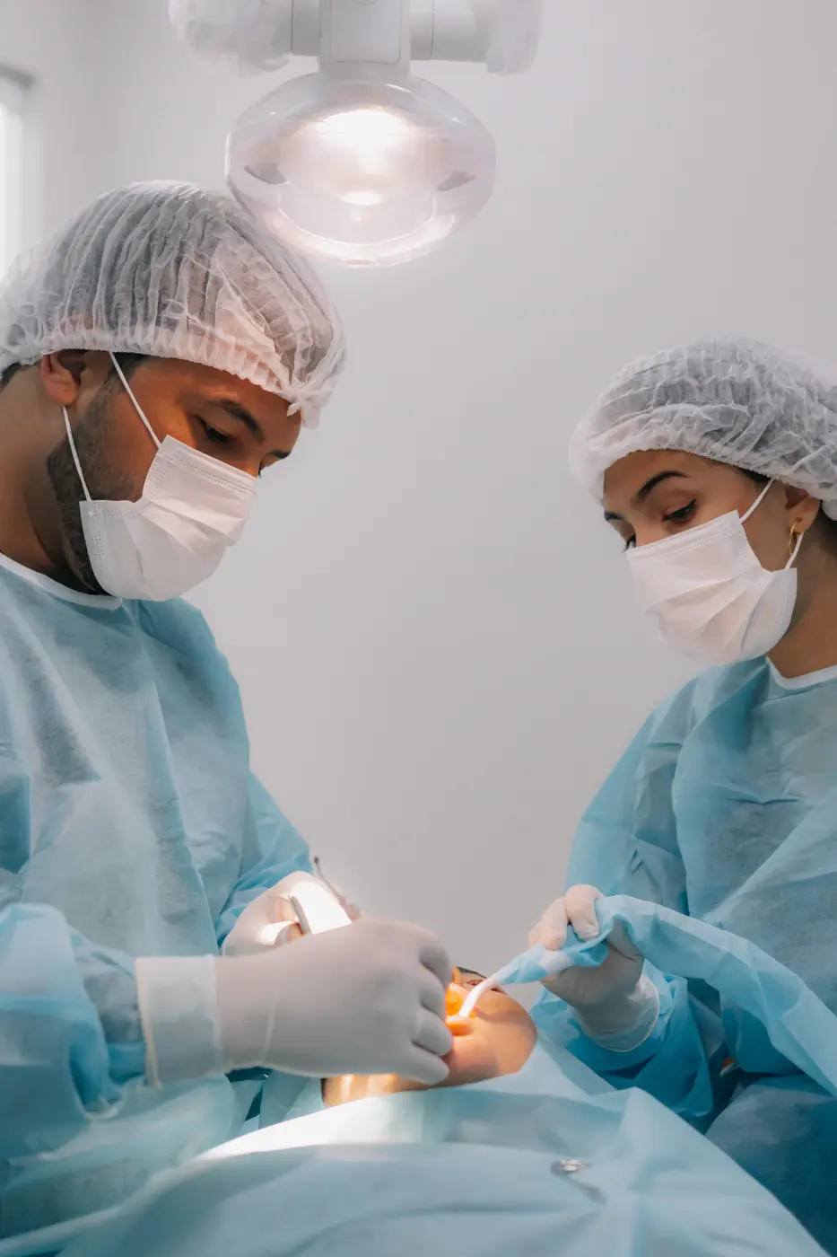 Equipe cirúrgica da DentoEssence Santos durante procedimento de implante dentário