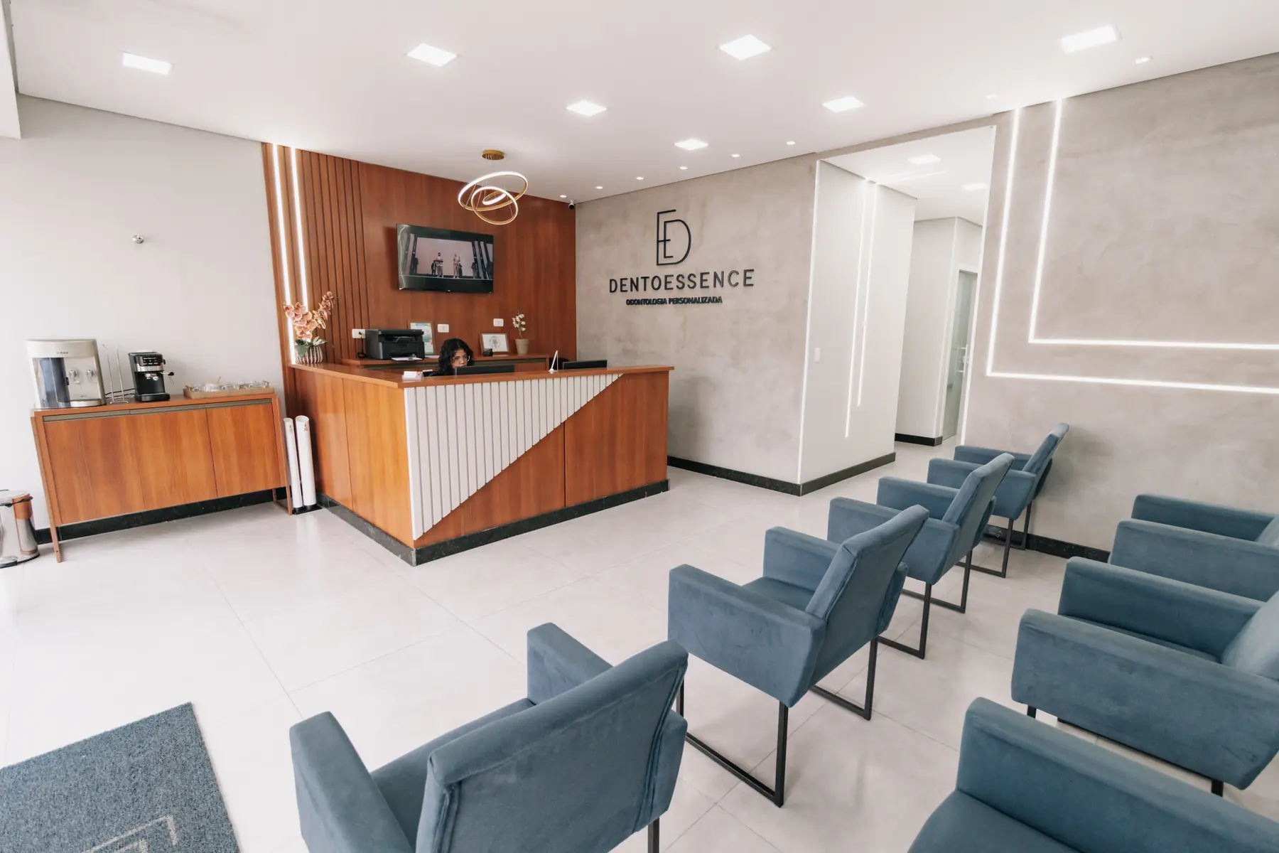 Recepção da DentoEssence Santos com atendimento na entrada da clínica