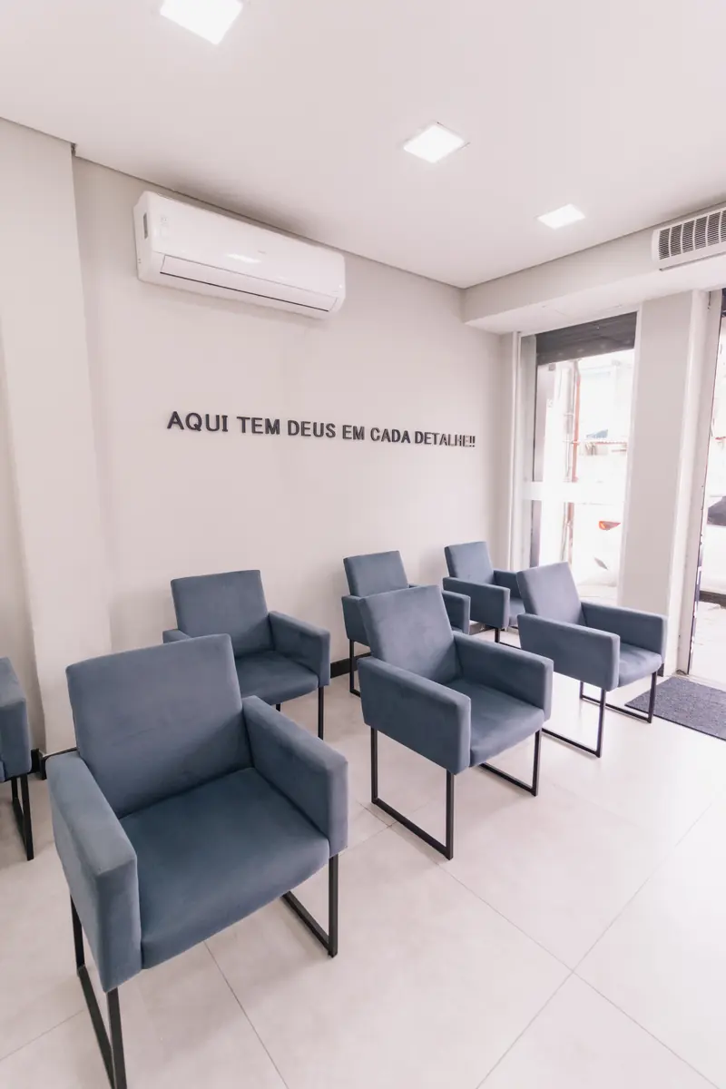 Poltronas da sala de espera da DentoEssence Santos